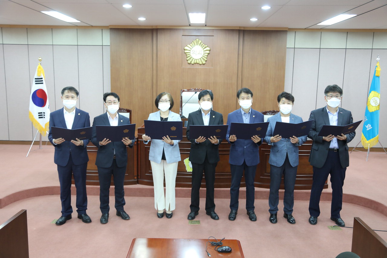 증평군의회가 17일 한국철도공사가 추진하는 충북본부 통·폐합 조직개편안에 대한 반대성명을 발표했다. / 증평군의회 제공