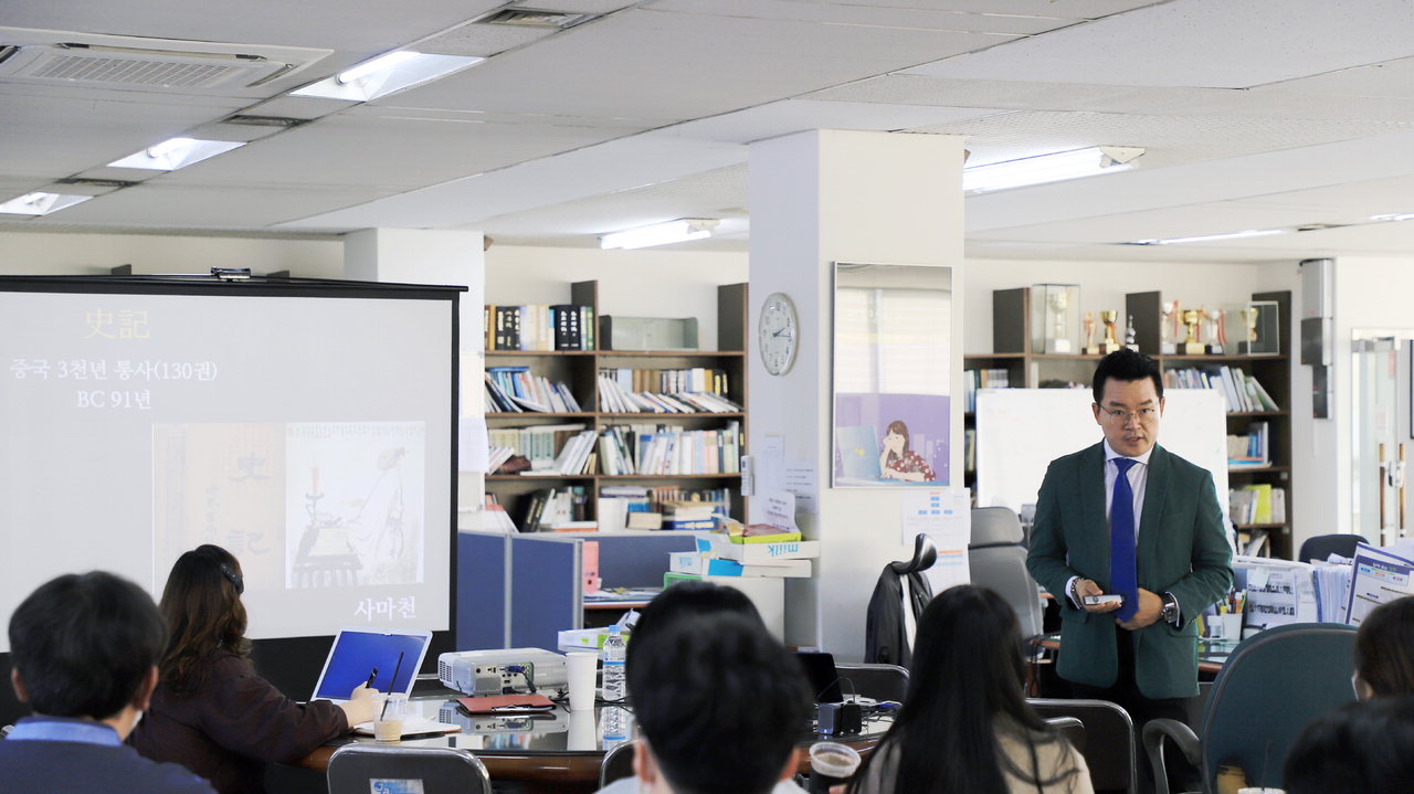 송진구 가천대학교 교수는 지난 18일 중부매일 직원들을 대상으로 현대사회에 필요한 생존경영과 스피치 전략에 대한 강의를 진행했다.