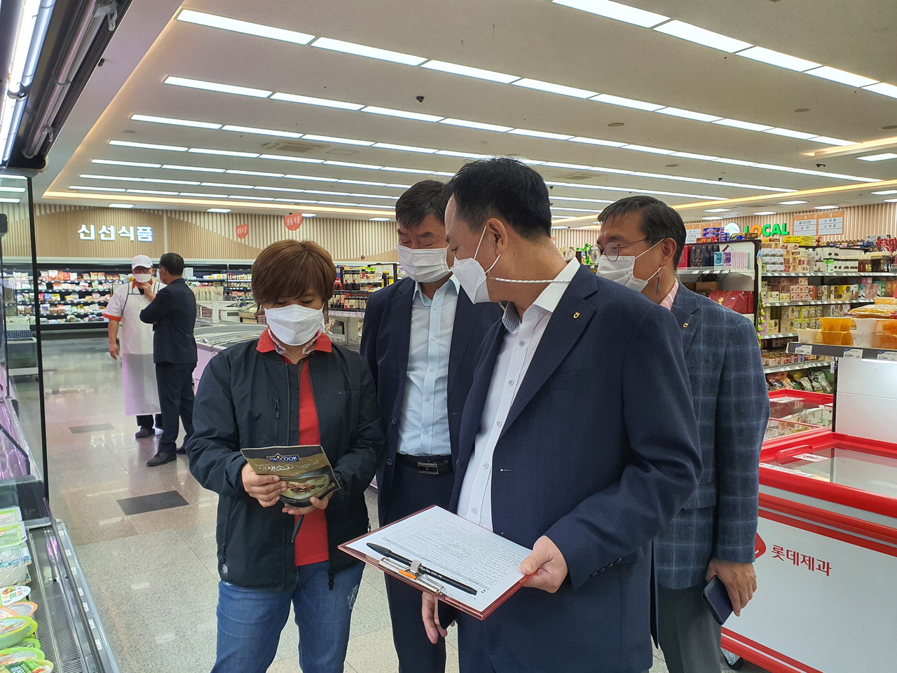 농협 증평군지부 김두종 지부장이 21일 증평농협 하나로마트를 찾아 식품안전 특별점검을 실시했다. / 농협 증평군지부 제공