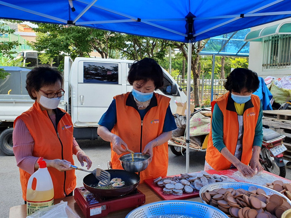 도마2동 자원봉사단체가 외롭고 생활이 어려운 이웃을 위해 정성스럽게 명절 음식을 만들고 있다. / 대전 서구 제공