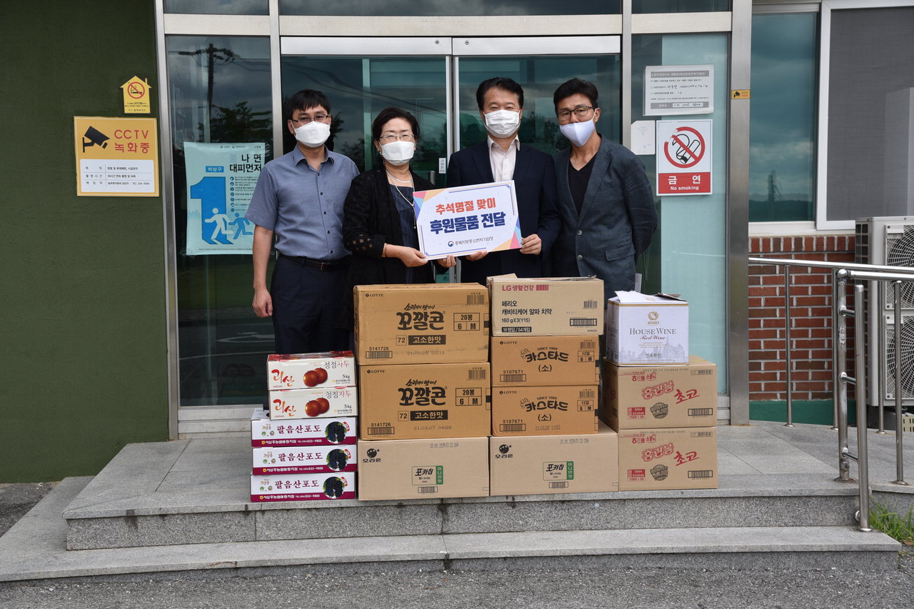 충북지방중소벤처기업청(청장 박선국)은 23일 청주시 '늘푸른아동원'을 포함한 4개 사회복지시설을 방문해 후원물품을 전달하였다.