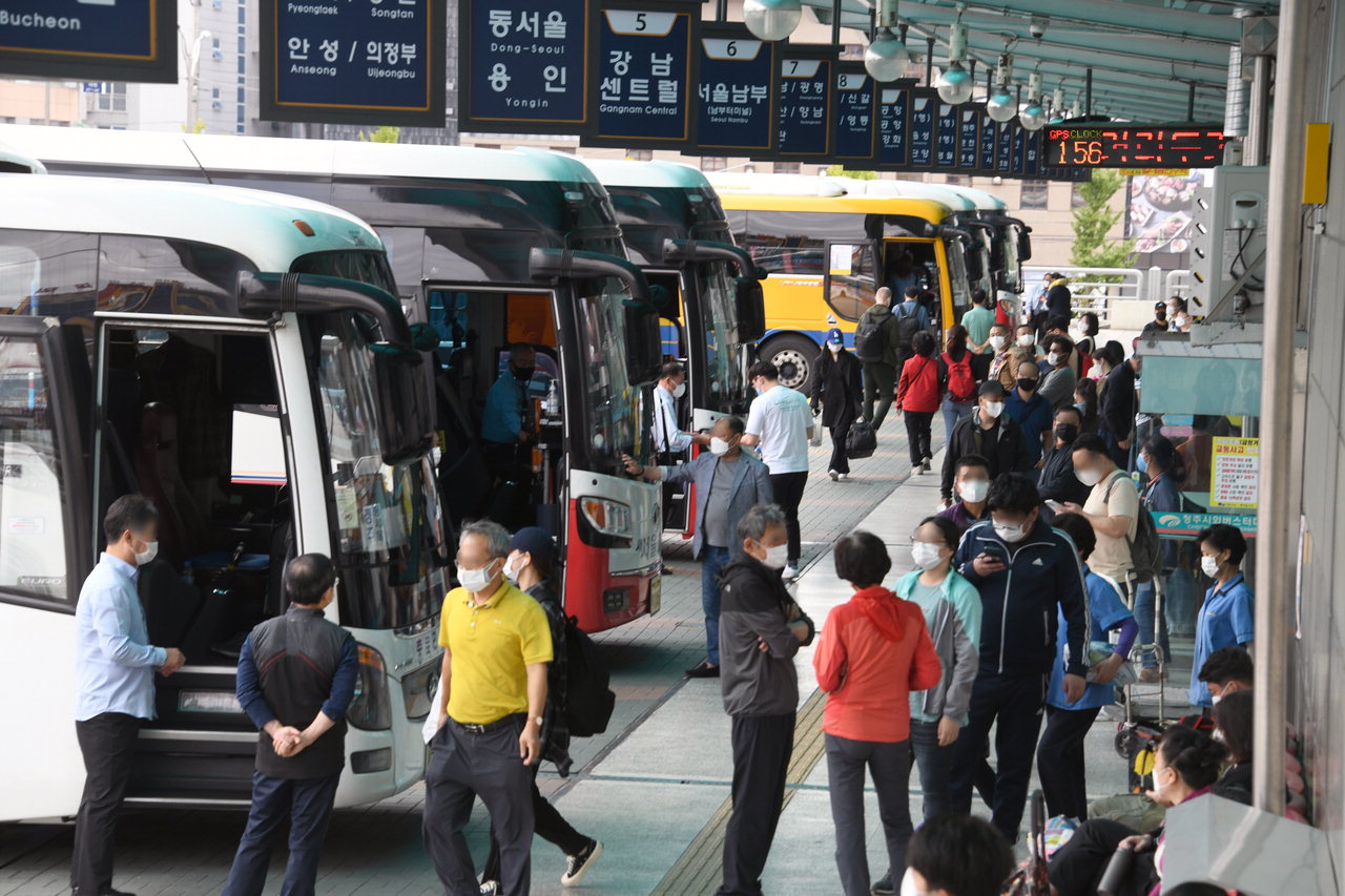 추석연휴 마지막 날인 4일 청주시외버스터미널 승차장에서 일상으로 돌아가는 사람들이 버스를 기다리고 있다. / 김용수