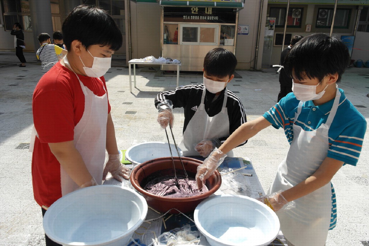 진천 문백초등학교 학생들이 10일 자연염색 체험을 하고 있다. / 진천교육청 제공