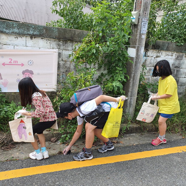 청산초 학생들이 마을을 조깅하면서 쓰레기를 줍고 있다. / 청산초 제공