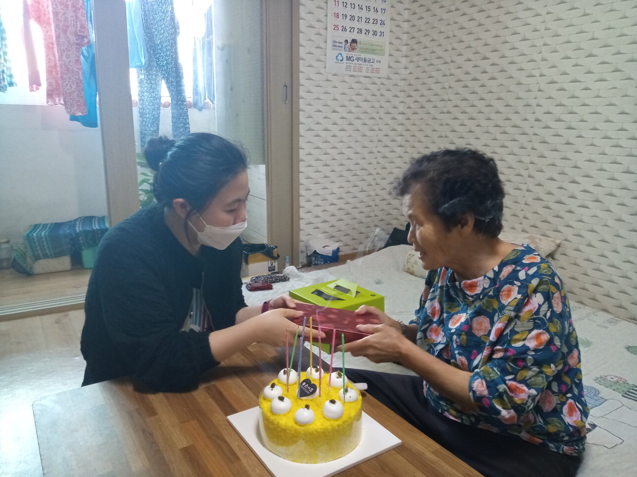 청주시 상당구 용담명암산성동 지역사회보장협의체는 6일 관내 생일을 맞이한 어르신 가정을 방문해 생일 케이크를 전달했다.