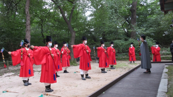 유네스코 인류무형유산(종묘제례악-일무) 중 한국전통춤 실습하는 프로젝트 K