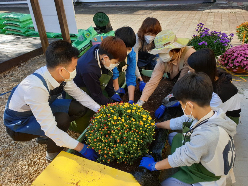 보은 수한초 학생들이 학교 뒷마당 정원을 가꾸고 있다. / 보은 수한초 제공