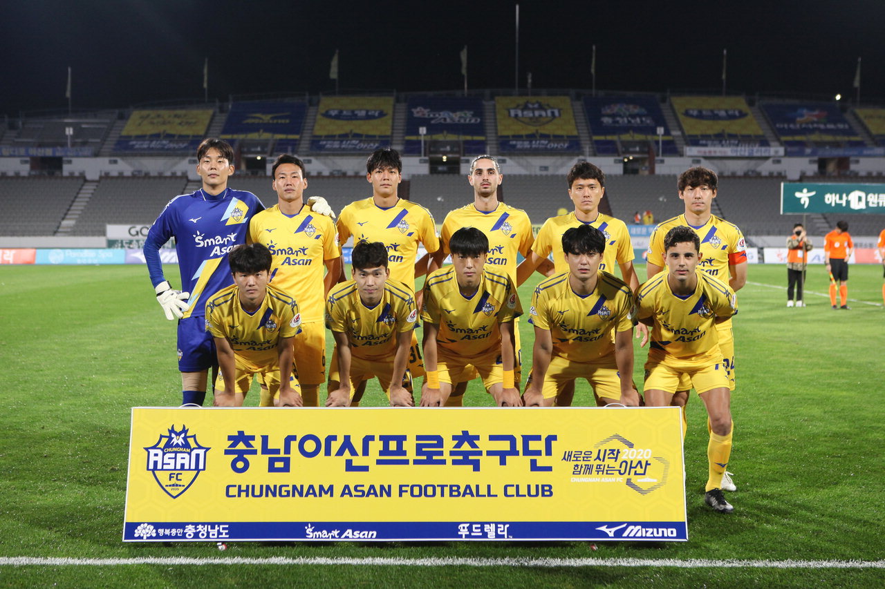 충남아산FC 선수들이 무관중으로 지난 3일 아산이순신운동장에서 대전과의 홈 경기에 앞서 기념촬영을 하고 있다.