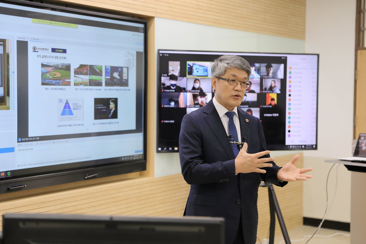 박준훈 총장이 직접 실시간 라이브수업 시스템을 설명하고 있다.