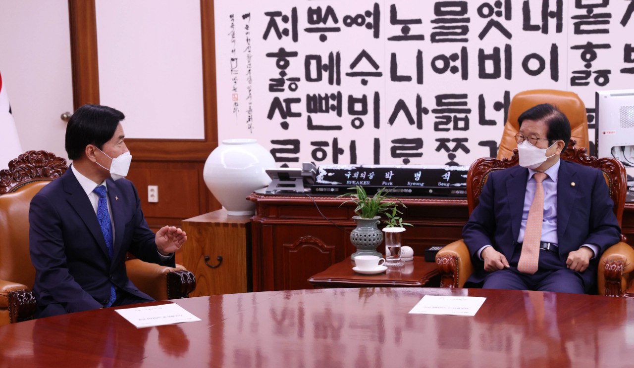 황인호 동구청장(왼쪽)이 16일 국회를 방문, 박병석 국회의장과 지역현안에 대해 대화를 나누고 있다. / 동구 제공