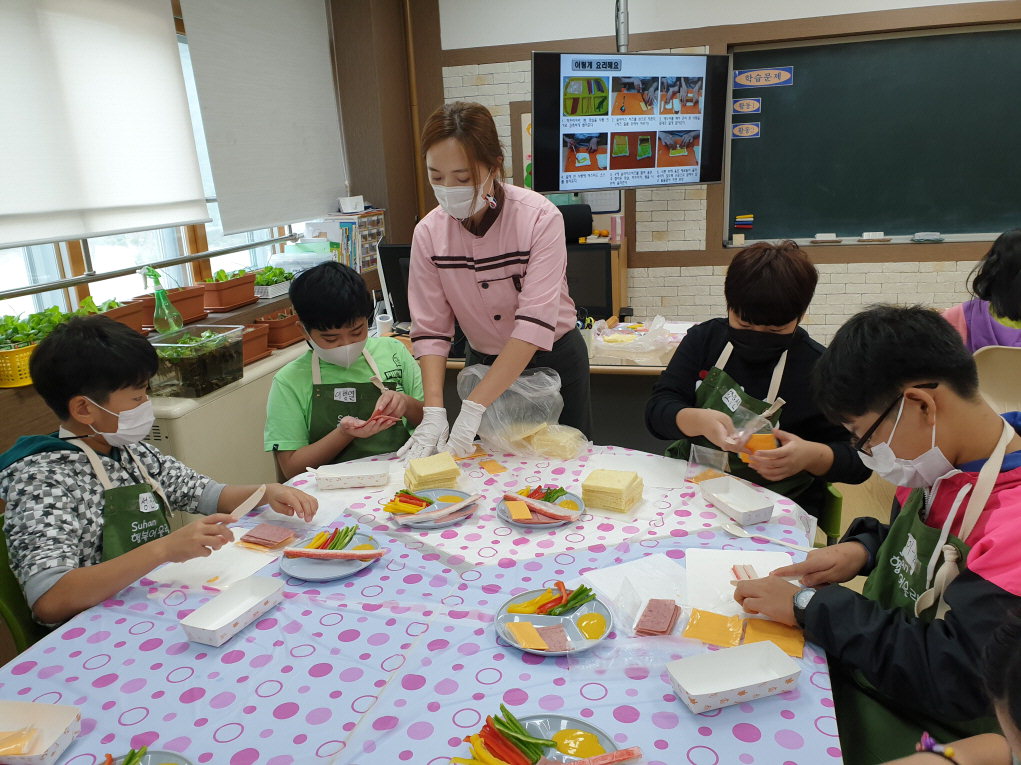 보은 수한초 학생들이 전문 강사의 교육을 받으며 영양 간식을 만들고 있다. / 보은 수한초 제공