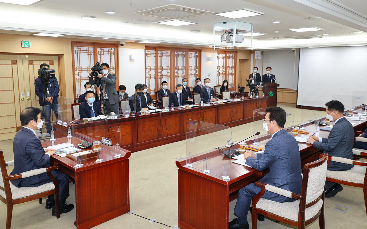 허태정 대전시장이 20일 오후 대전을 방문한 박병석 국회의장에게 시정 주요현안을 보고하고 있다. / 대전시 제공