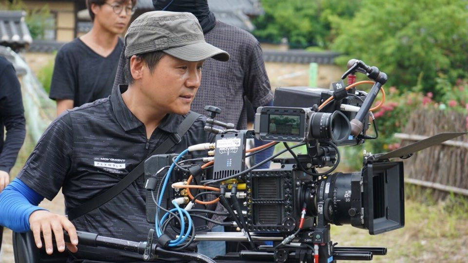 올해 4월 개봉한 영화 '저 산 너머' 제작현장에서 촬영감독인 김병정 목원대 TV·영화학부 교수가 카메라로 영화를 찍고 있다. / 목원대 제공