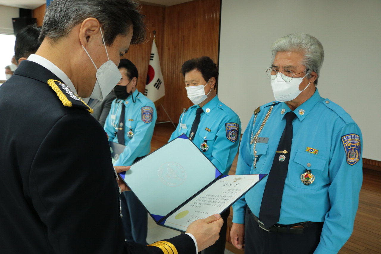 보은경찰서에서 진행된 제75주년 경찰의 날 기념식에서 김기영 서장이 정부포상 및 표창 수여를 진행하고 있다. / 보은경찰서 제공