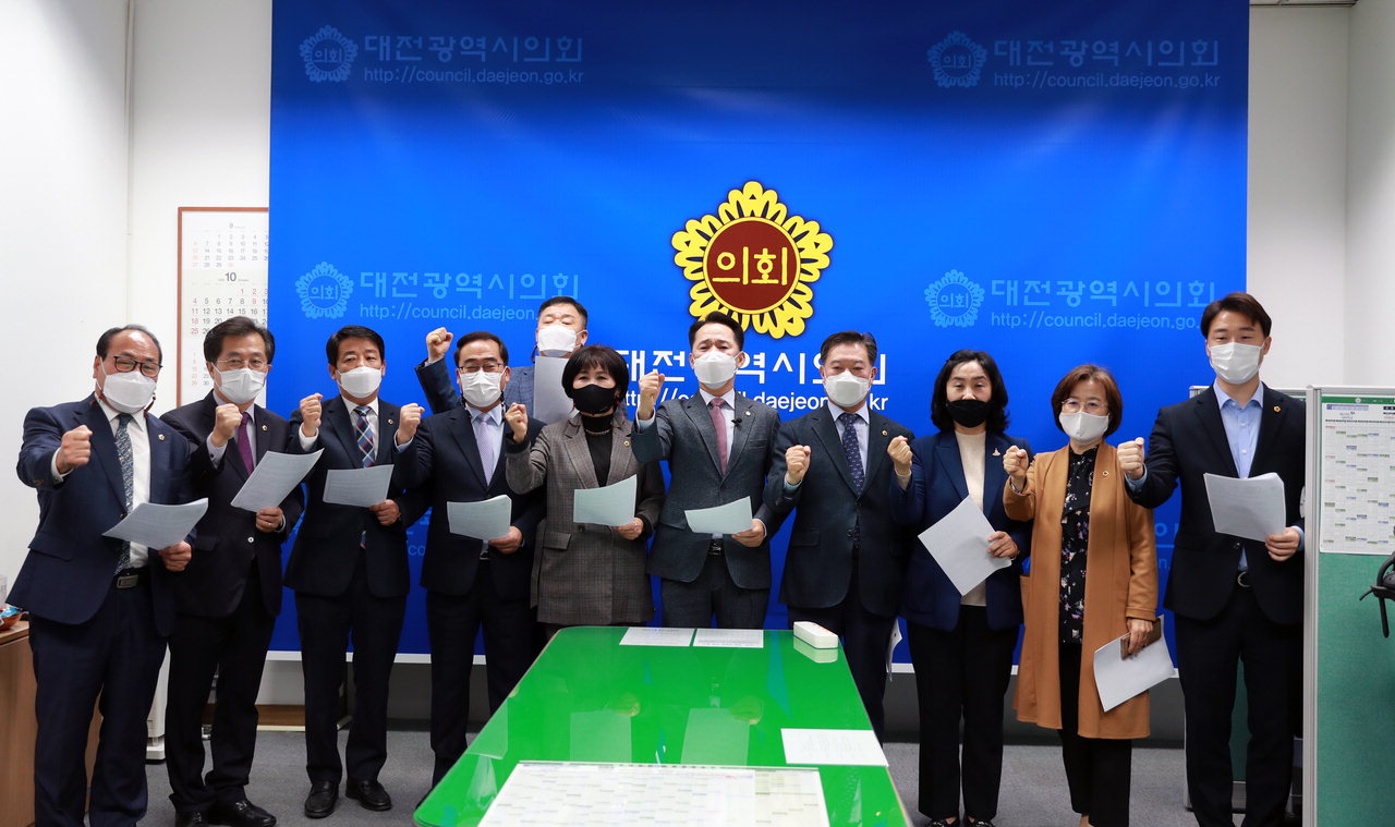 대전시의원들이 21일 시의회 기자실에서 중소벤처기업부의 세종시 이전 계획을 규탄하는 성명을 발표하고 있다. / 대전시의회 제공