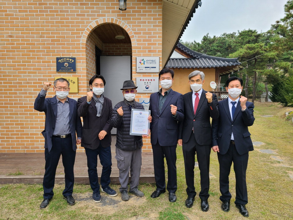 충북지방중소벤처기업청은 21일 진천 '성종사'에 충북 백년소공인 1호점 확인서를 전달했다.