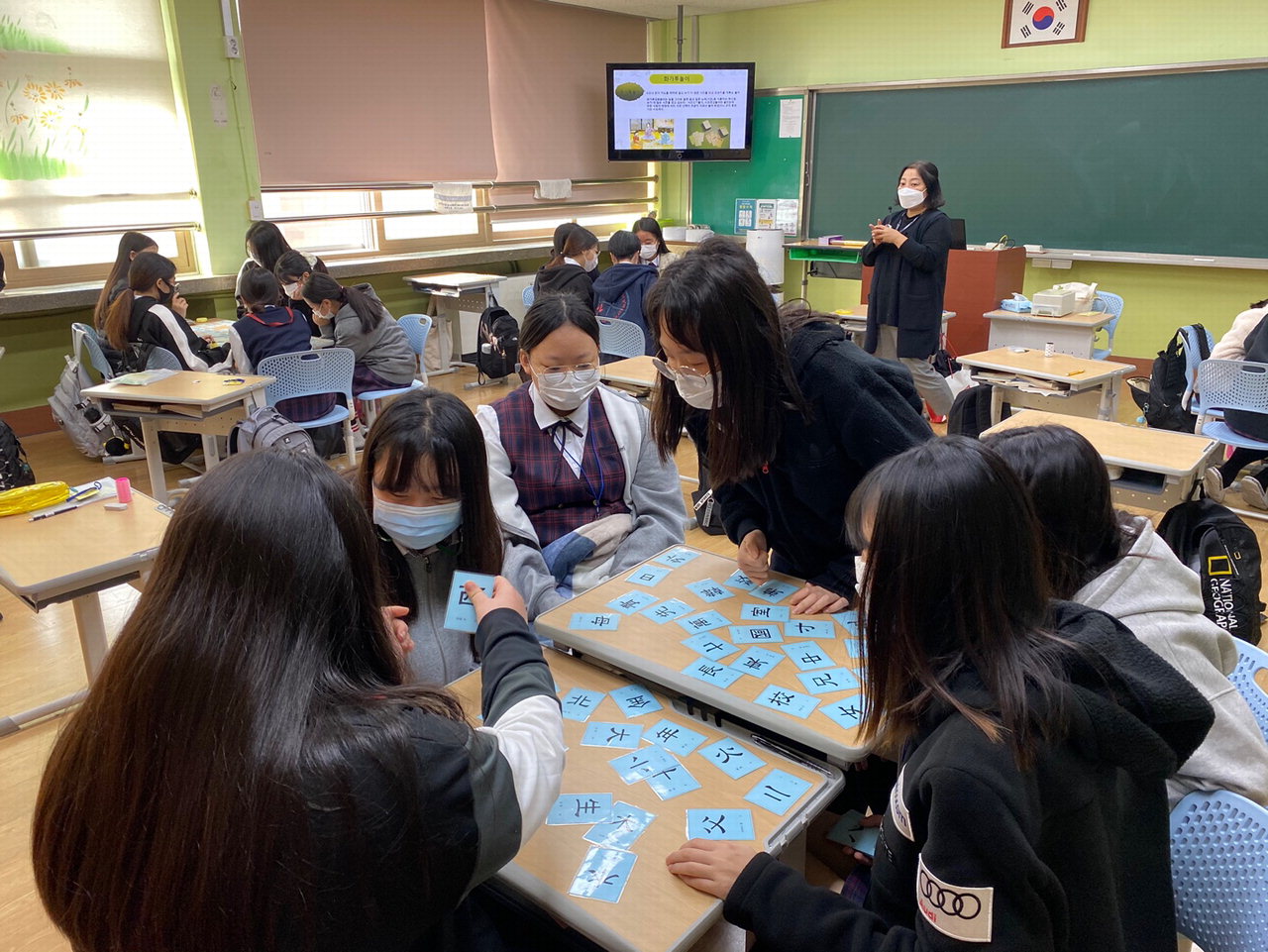 진천여자중학교 1학년 학생들이 22일 '지역 문화유산의 재발견'을 주제로 진천향교와 연계한 자유학기 수업을 실시했다. / 진천교육청 제공