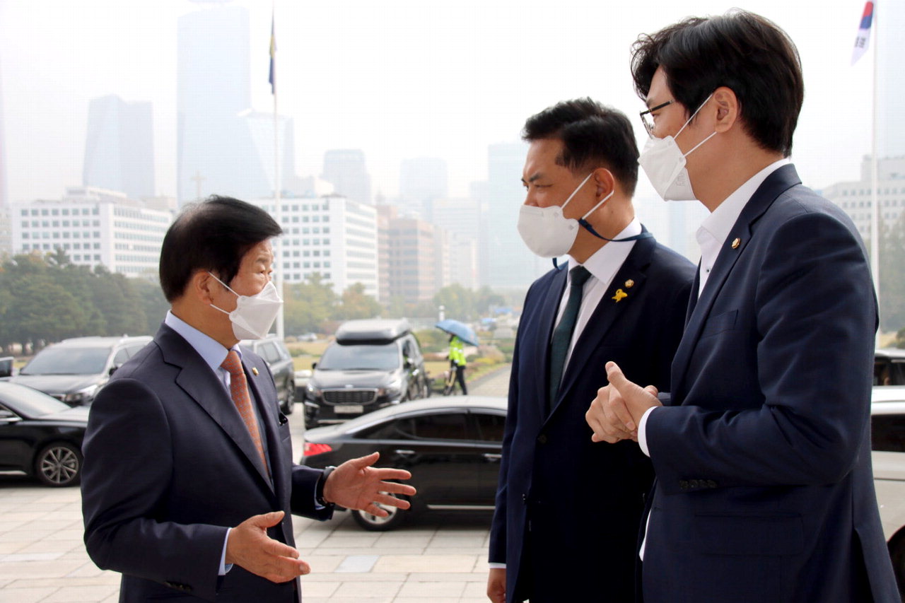 박영순 더불어민주당 대전시당위원장이 22일 국회에서 박병석 의장을 만나 중소벤처기업부의 세종 이전 재검토에 대한 협조를 당부하고 있다.