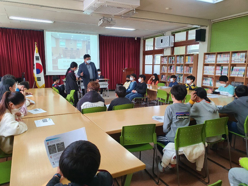 대전솔로몬로파크가 29일 학하초등학교에서 법진로체험 프로그램을 운영하고 있다. / 대전솔로몬로파크 제공