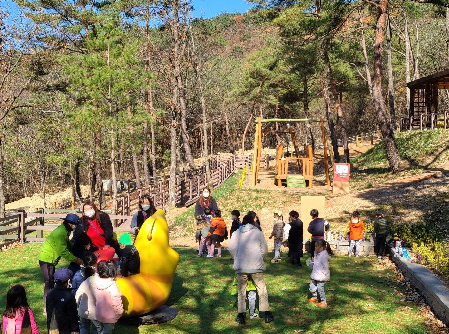 '소선암 유아숲체험원'이 아이들의 안심 힐링쉼터로 인기를 끌고 있다. 유치원생들의 체험학습 모습/단양군 제공