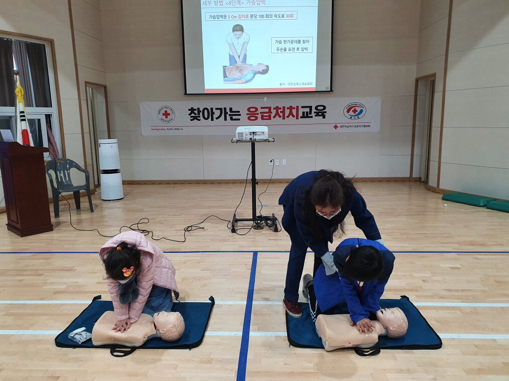 수한초 학생들이 응급처치 교육을 받고 있다. / 보은군 제공