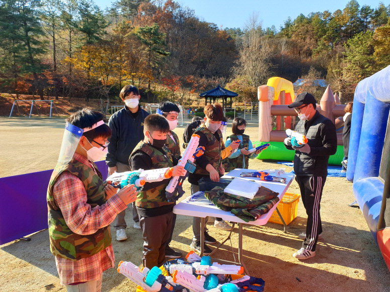 수한초 학생들이 11일 학교 운동장에서 서바이벌 체험을 준비하고 있다. / 보은 수한초 제공