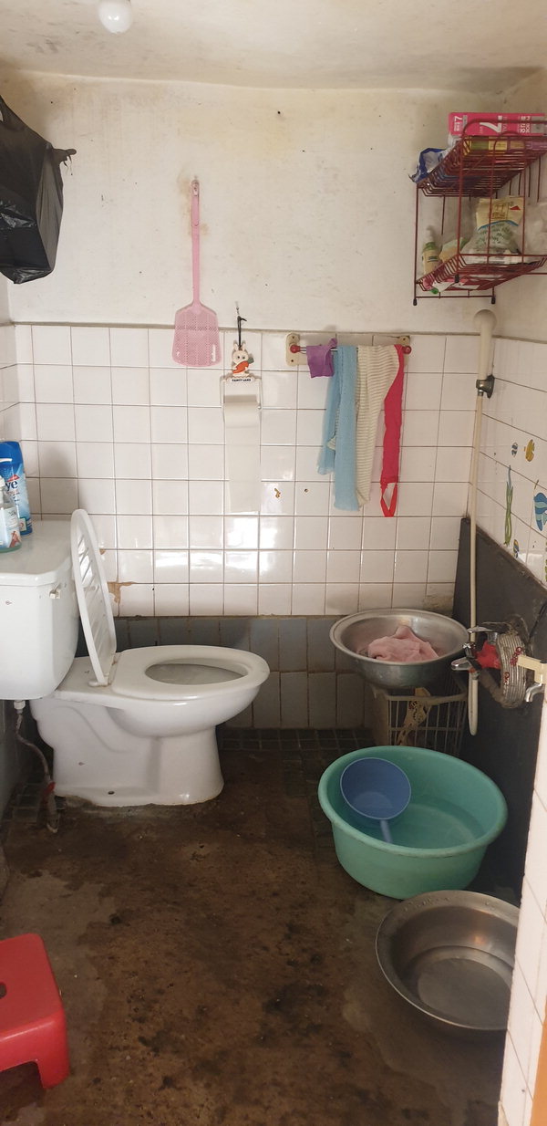 청주시 청원구 율량사천동 지역사회보장협의체는 11일 관내 거동불편 노인세대의 낡고 협소한 화장실을 고쳐주는 사랑의 집수리 봉사를 실시했다. 사진은 집 수리 전.