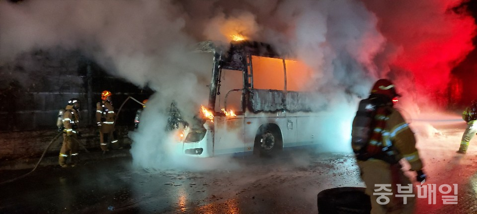 13일 오후 8시 42분께 청주시 흥덕구 옥산면 경부고속도로 하행선 옥산휴게소 인근을 지나던 고속버스에서 불이 났다.
