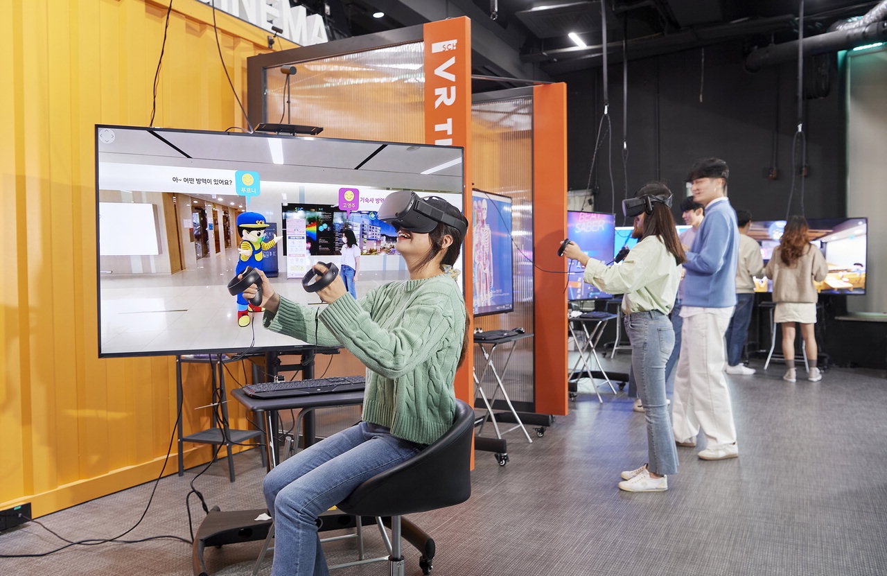 교내 학예관 2층에 위치한 Media Inside 센터의 VR체험존에서 학생들이 VR기기를 이용해 캠퍼스 투어를 경험하고 있다. 코로나-19로 인해 비대면수업이 장기회 되면서 건강하고 안전한 캠퍼스를 체험할 수 있는 VR영상(건강한 360도 VR체험 영상)을 제작, 전체 재학생들이 활용할 수 있다./순천향대 제공