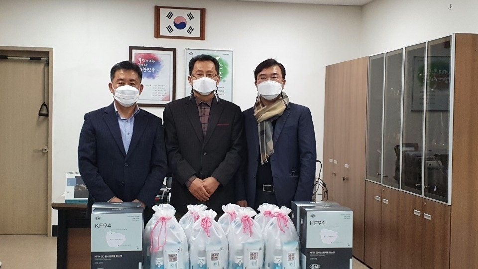 천안시 용곡동 소재의 부르심 교회가 지난 19일 천안시 신방동에 마스크와 소독약품을 기부했다./천안시 제공