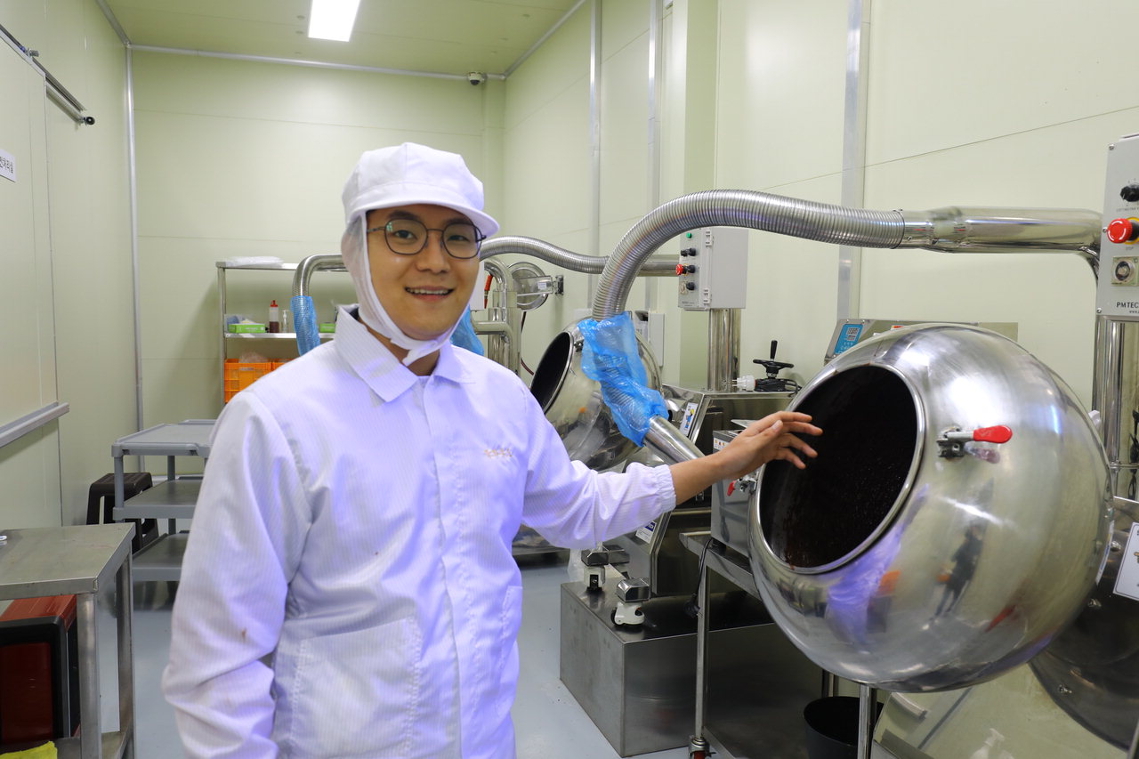 박준우 대표가 '락희팜 초코볼' 생산과정을 설명하고 있다.