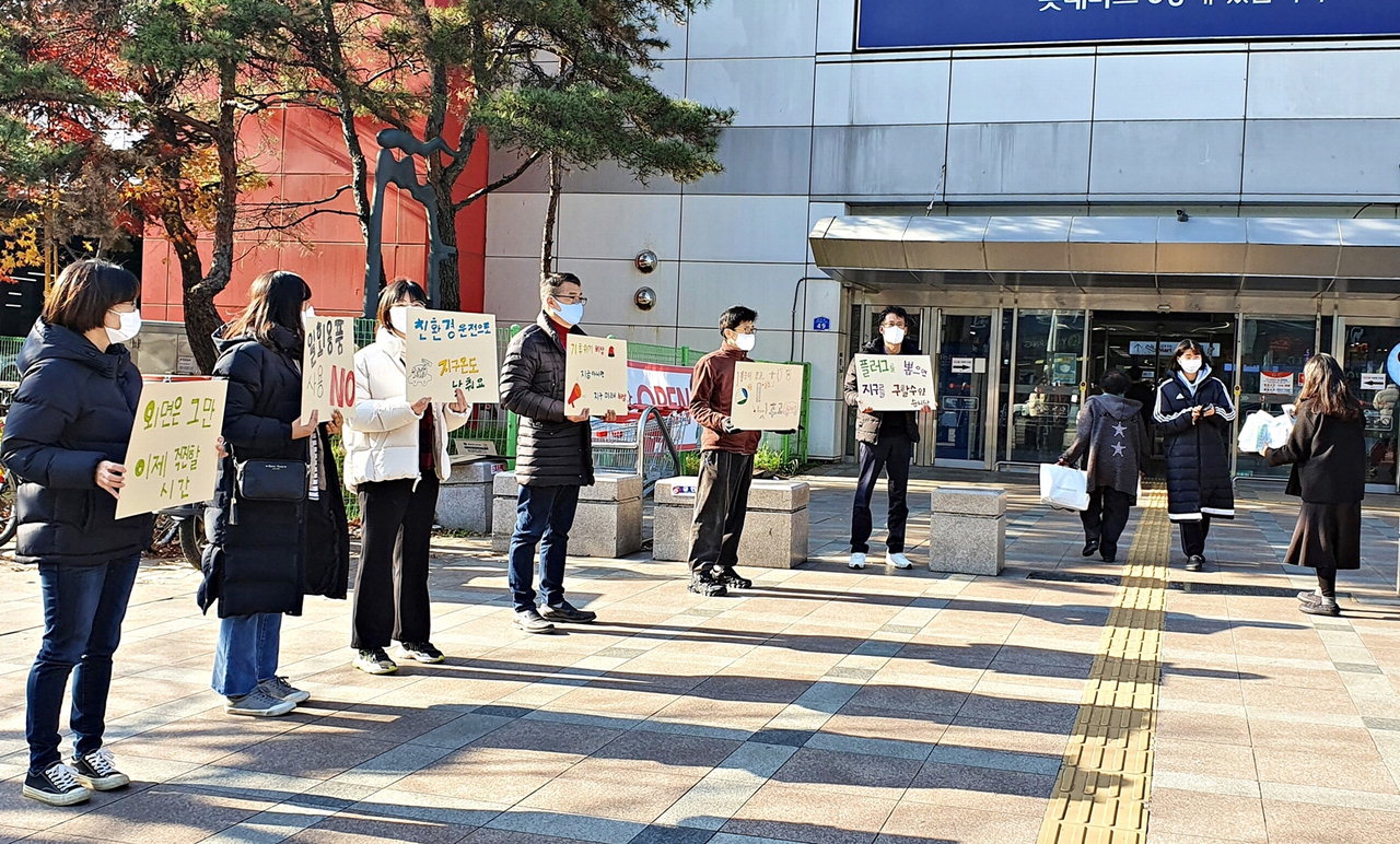 기후에너지과 직원들이 충주시공용버스터미널 앞에서 캠페인을 벌이고 있다.