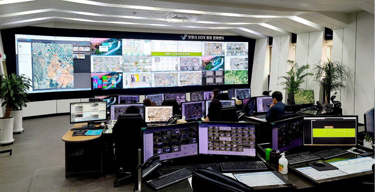 보령시 CCTV 통합관제센터에서 지역에 설치된 2천436개의 CCTV를 실시간 확인하고 있다. /보령시 제공
