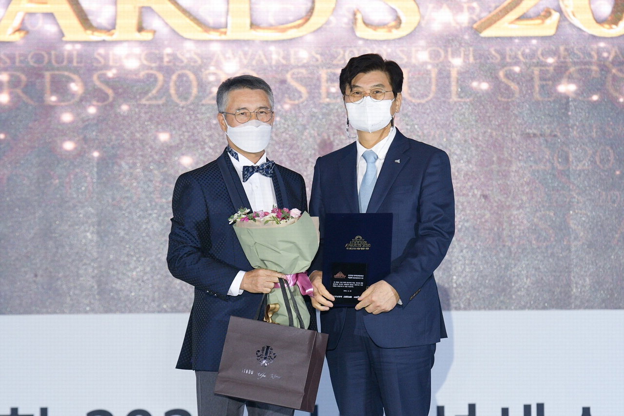 이춘희 세종시장이 서울 하얏트호텔 그랜드볼룸에서 개최한 '제12회 2020 서울석세스대상'에서 정치부문 광역단체장 대상을 수상했다.   세종시 제공