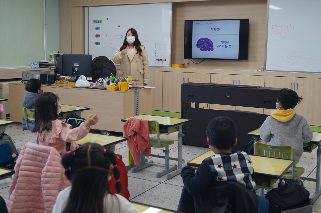 진천 초평초등학교 1학년 학생들이 25일 '치매극복 선도학교 신입생 치매파트너 교육'을 받고 있다. / 진천교육청 제공