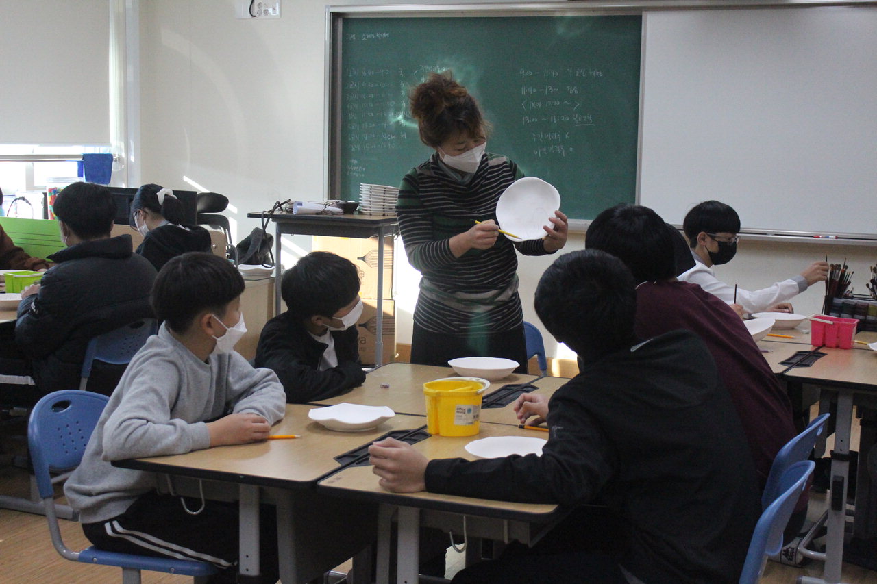 새너울중학교 학생들이 25일 유원대학교에서 진로·직업 체험을 했다. / 새너울중학교 제공