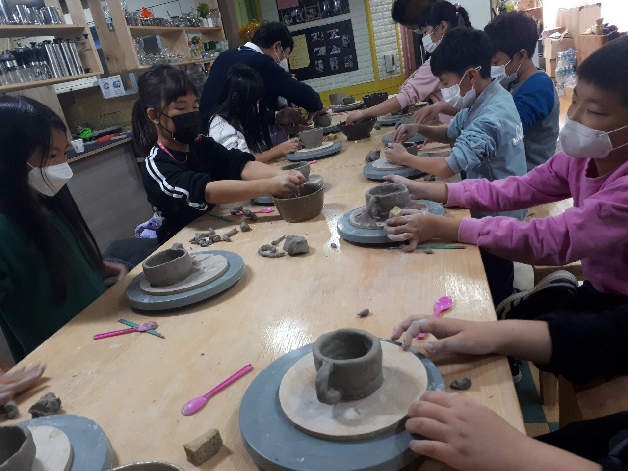 아산 행복마을학교 도자기만들기 프로그램 참여 모습
