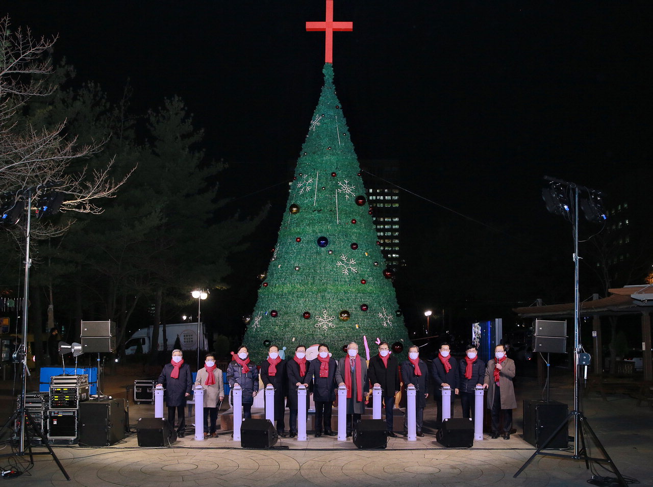 대전 서구청 앞 보라매공원에서 25일 크리스마스트리 축제 점등식이 열렸다. 보라매공원이 밝고 따뜻하게 물들었다. / 대전 서구 제공