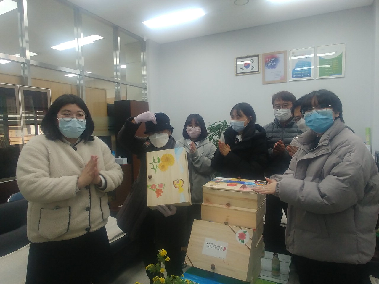 청주시 모충동 행정복지센터(동장 양승현)와 청주여자상업고등학교 학생들은 26일 관내 어르신에게 직접 제작한 약 보관함을 전달했다.