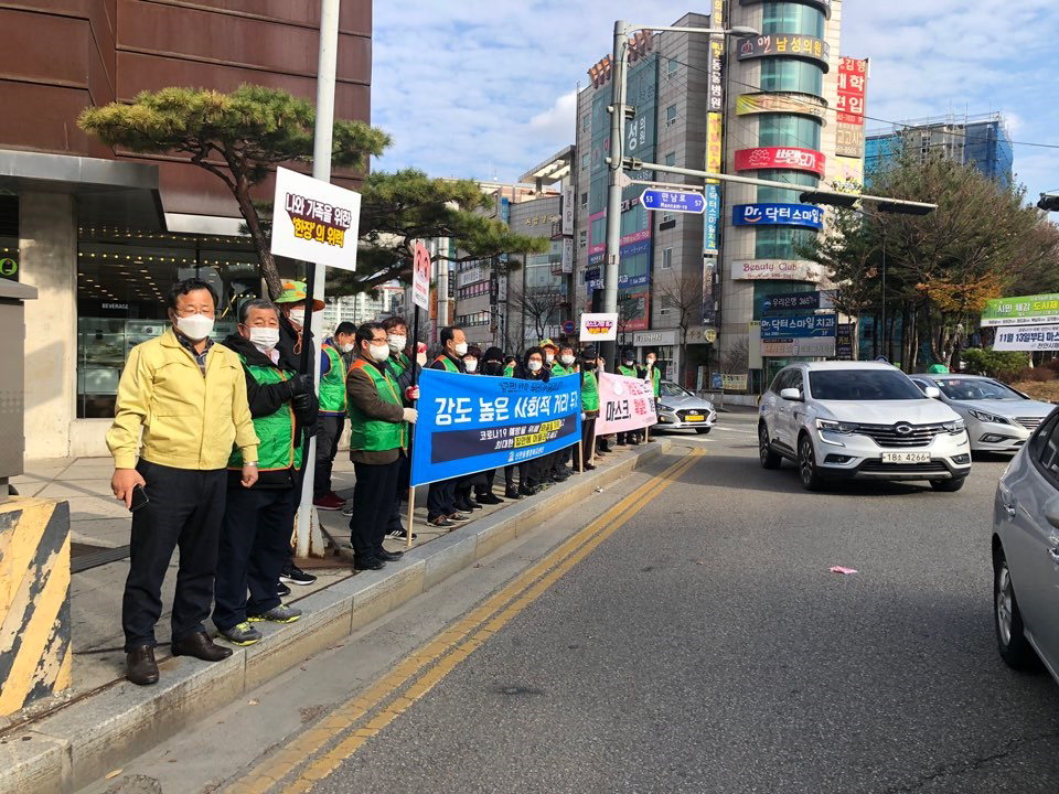 천안시 신안동 자생단체가 지난 27일 코로나19 극복 캠페인을 실시했다./천안시 제공