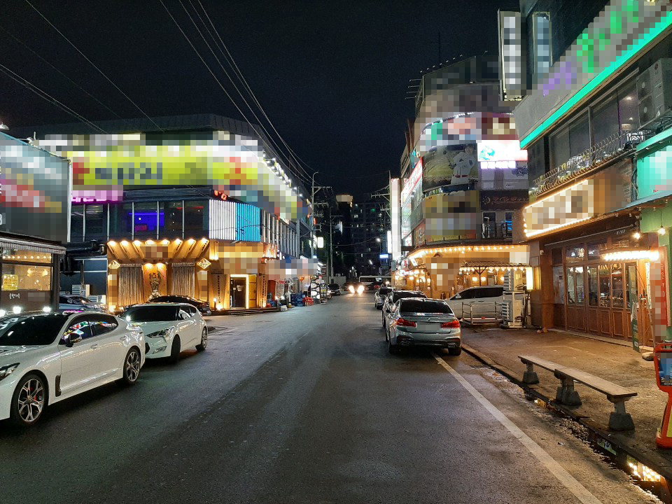 천안시의 사회적 거리두기가 1일 오후 6시를 기해 2단계로 격상된다. 사진은 신방동 먹자골목. /유창림