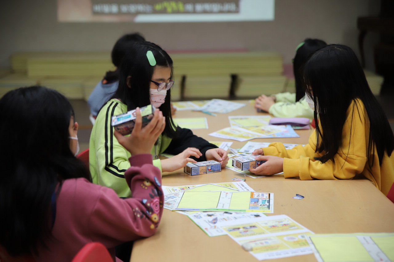 충북도선거관리위원회가 제작한 선거블록을 갖고 학생들이 놀이를 하고 있다./충북도선관위 제공