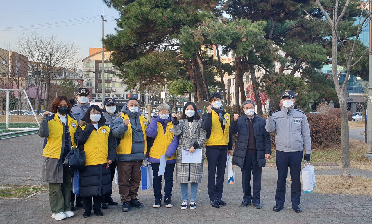 천안시와 경찰서, 청소년유해환경감시단이 합동 점검을 펼치고 있다./천안시 제공