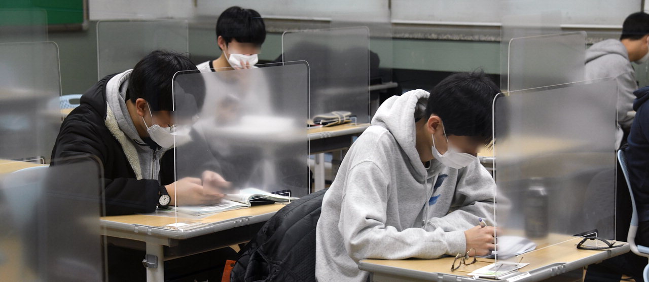 2021학년도 대학수학능력시험일인 3일 청주고등학교 수능시험장에서 수험생들이 마스크를 쓰고 투명 칸막이가 부착된 책상에 앉아서 시험 준비를 하고 있다. /김용수