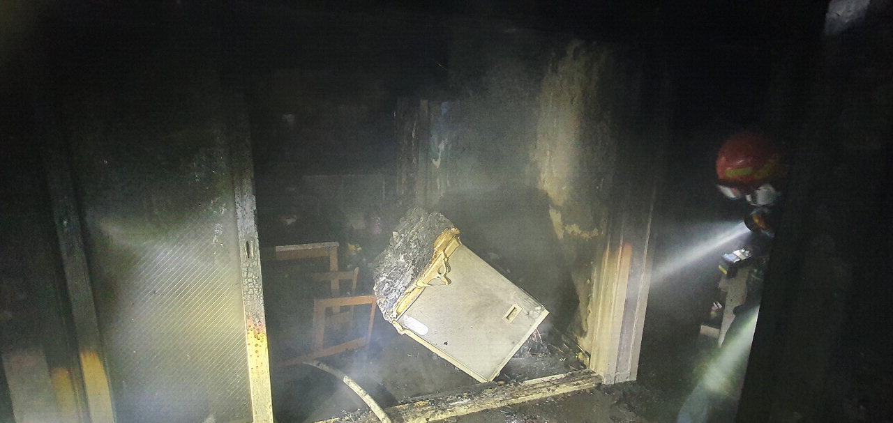 S아파트 화재 발화지점으로 확인된 위니아딤채 김치냉장고 모습. /청주서부소방서 제공
