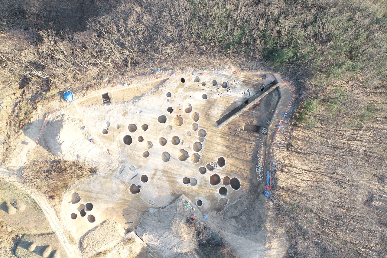 옥천 이성(已城)산성(청성면 산계리 187번지 일원) 발굴현장에서 다수의 원형 구덩이가 확인됐다. / 옥천군 제공