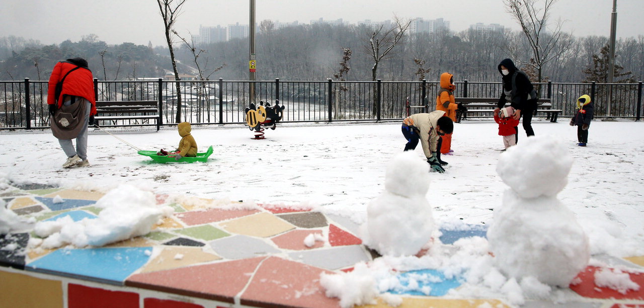 충북도내에 1~5㎝의 눈이 내린 13일 청주시 흥덕구의 한 아파트단지 놀이터에서 아이들이 눈사람을 만들며 즐거운 시간을 보내고 있다.