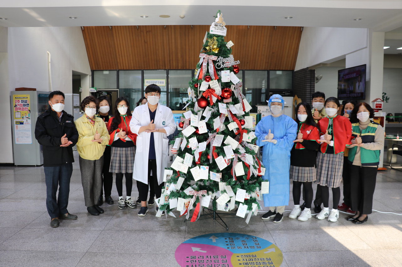 충북산업과학고 학생들이 보건소에 크리스마스 트리를 전달했다. / 옥천군 제공