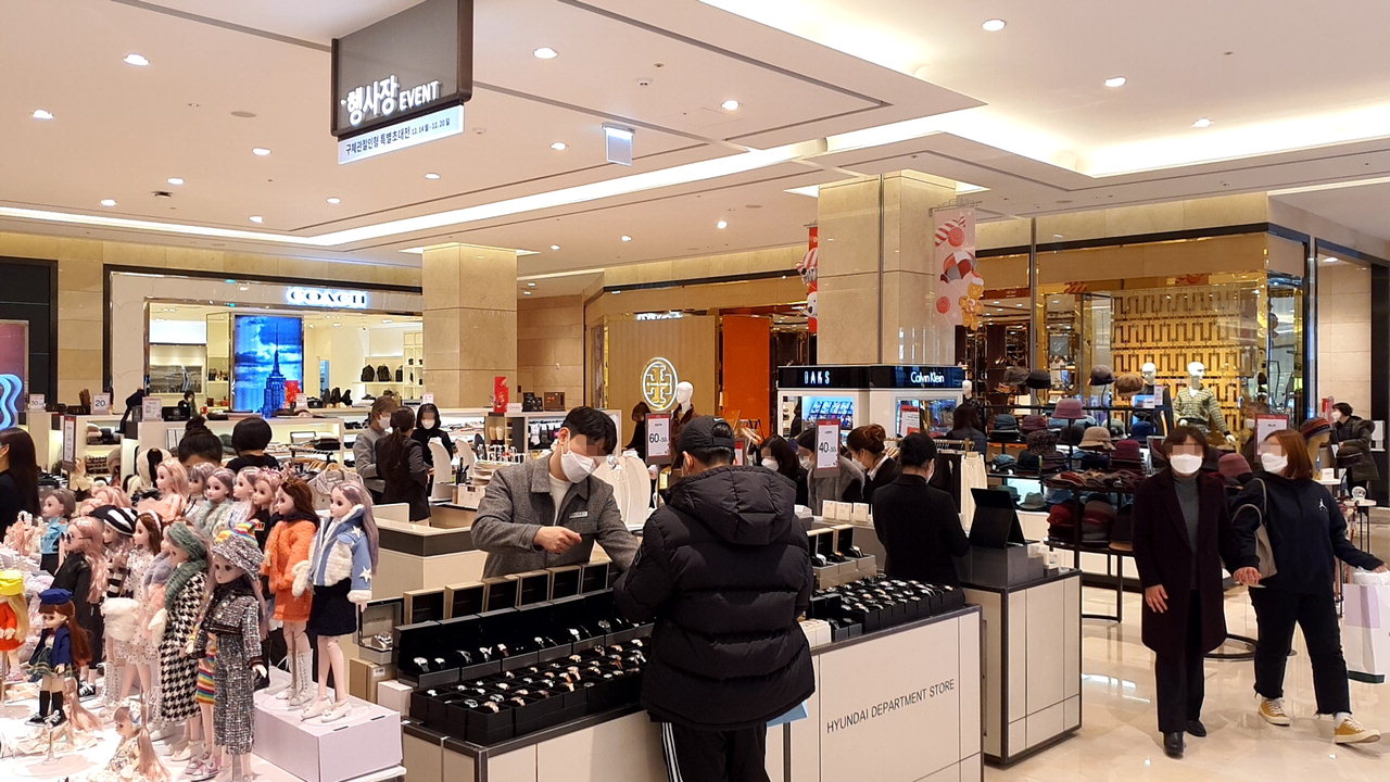충북도가 거리두기 3단계 격상을 건의한 지난 20일 시민들이 현대백화점 충청점에서 쇼핑을 하고 있다. / 안성수