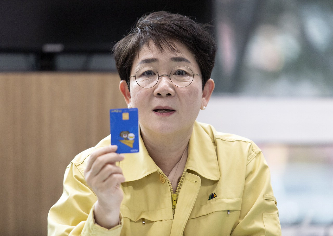 박정현 대덕구청장이 지역화폐 대덕e로움 카드를 소개하고 있다. / 대덕구 제공
